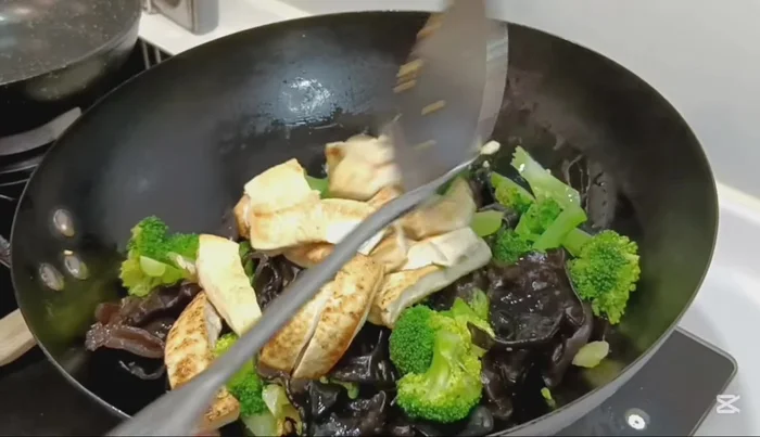 Add the fried tofu to the wok.