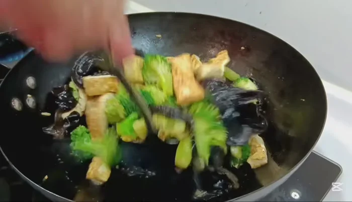 Simmer for about 1 minute, then add cornstarch solution to thicken the sauce. Stir until the sauce thickens.