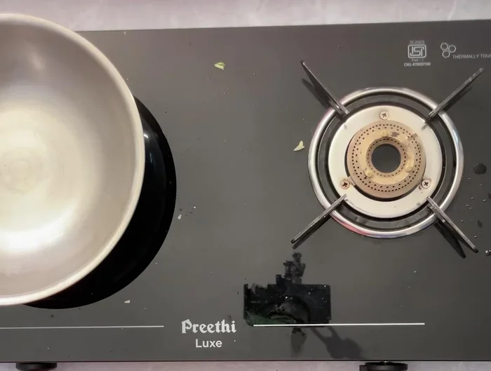 Prepare noodles: Heat oil in a pan, add garlic and pine nuts. Fry for 30-40 seconds.