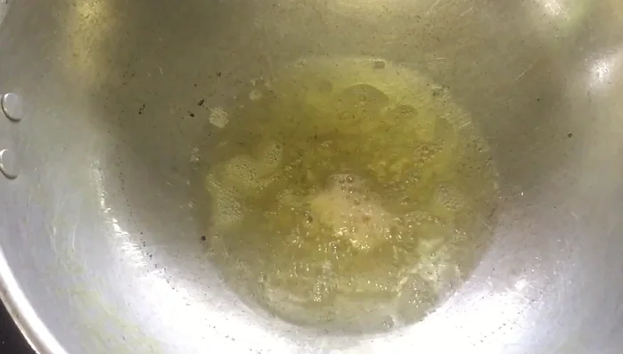 Heat oil in a pan, add chicken and stir-fry until cooked.