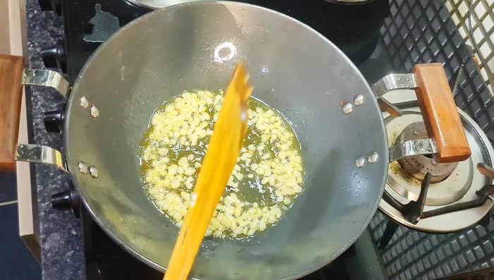 In the same pan (with a little oil remaining), sauté finely chopped garlic, ginger, green chillies, onions, capsicum, and tomatoes. Add black pepper powder, soy sauce, and tomato ketchup.
