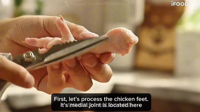 Process chicken feet: Cut the medial joint and nails.