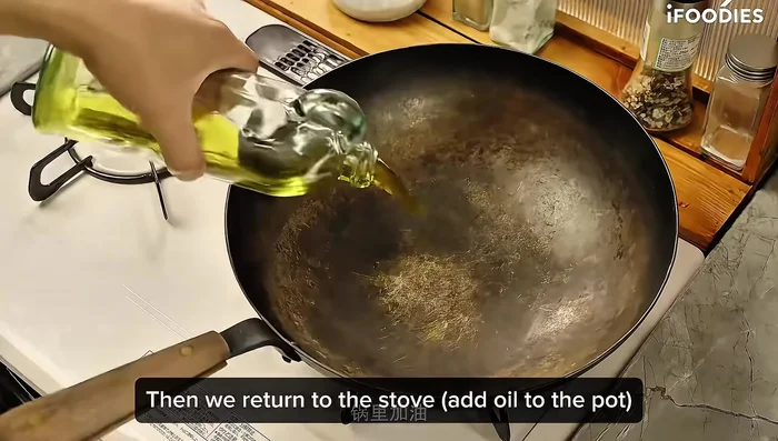 Fry thick ginger slices, dried chili peppers, and onions in oil.