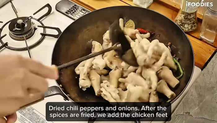 Add chicken feet and fry together.