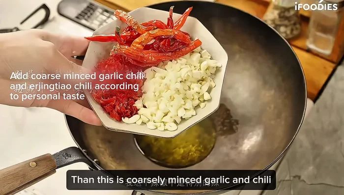 Prepare the sauce: Stir-fry minced garlic, chili (or chili pepper), dried chili peppers, and chili sauce until fragrant.