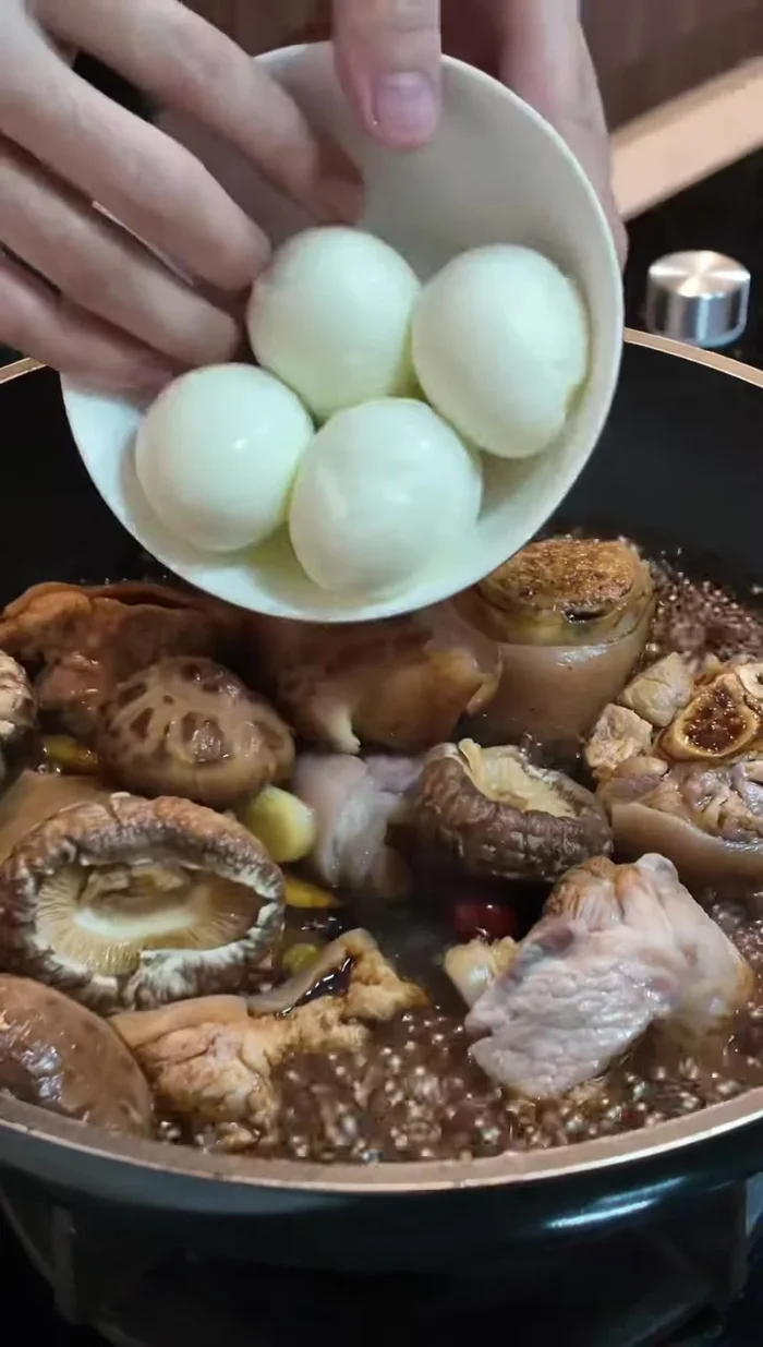 Add 500ml of water and a splash of dark soya sauce.