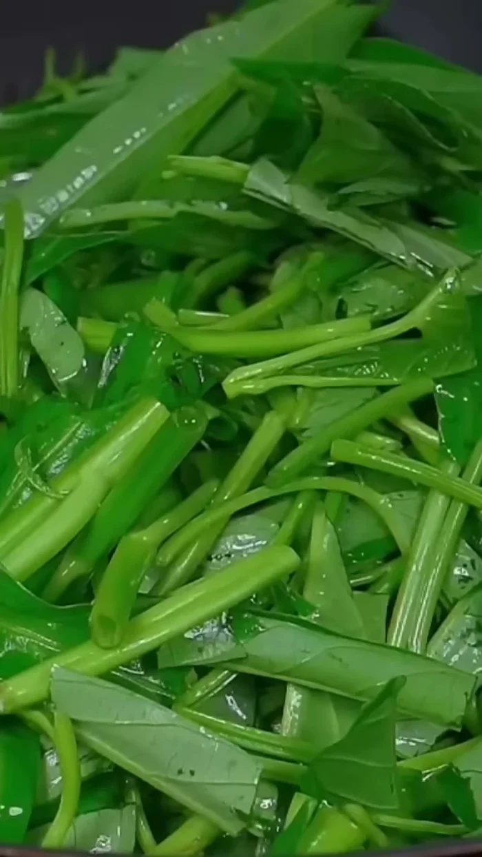 Add the washed water spinach and pour the prepared sauce.