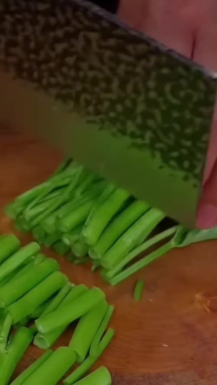 Remove roots from water spinach, chop them, and sprinkle with salt. Pour enough water and soak for 10 minutes.