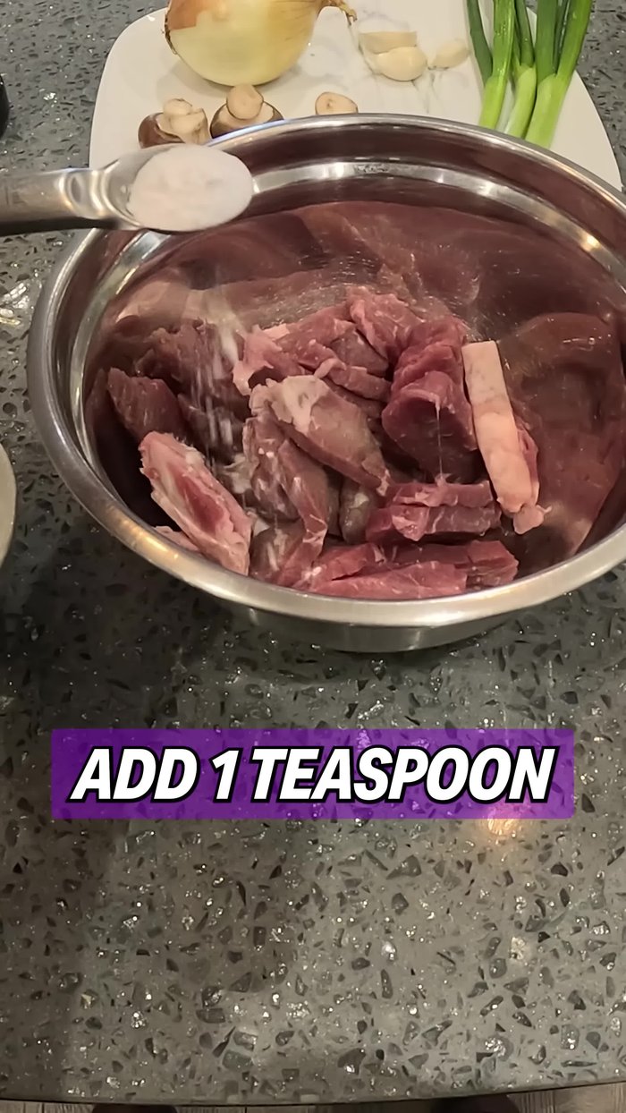 Prepare the beef marinade: Combine baking soda, cornstarch, sugar, Shaoxing wine, oyster sauce, soy sauce, and water. Stir well.