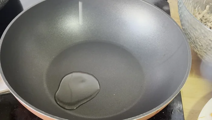 Heat oil in a pan, add finely chopped garlic and lightly fry for 1-1.5 minutes.