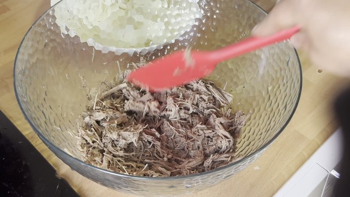 Boil the beef with a little salt until cooked, then shred while hot.