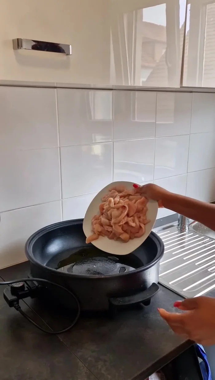 Add olive oil to a hot pot, then add the chicken and seasoning. Stir-fry.