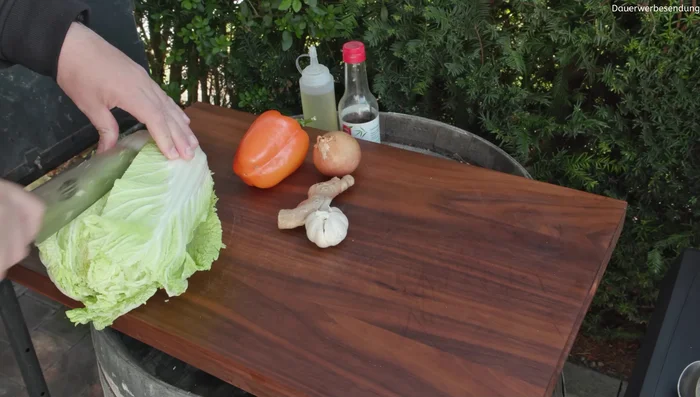 Halve the Chinese cabbage and carefully remove the leaves to create pockets for the filling.