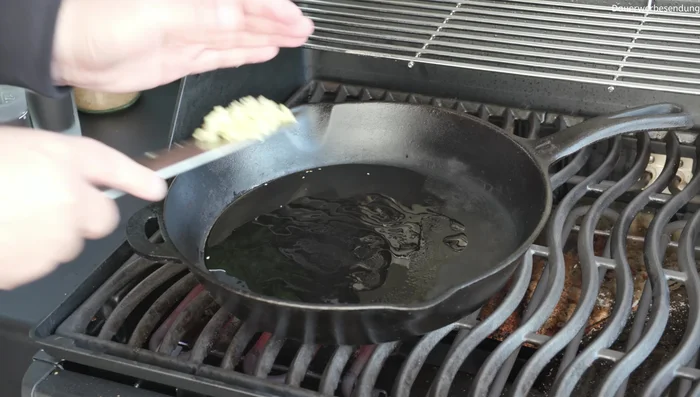 Add oil to the pan and sauté the ginger until fragrant.