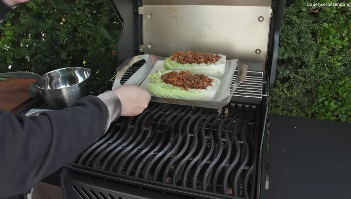 Return the filled cabbage to the grill, close the lid, and cook for 15 minutes at 180°.