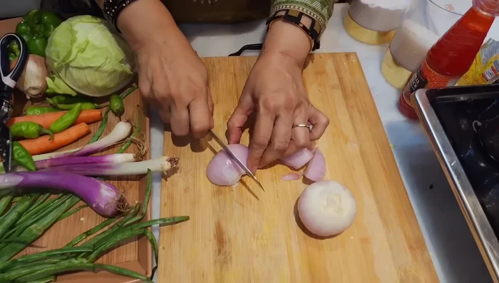 Cut 2 medium onions into 4 pieces, then remove the outer layers.