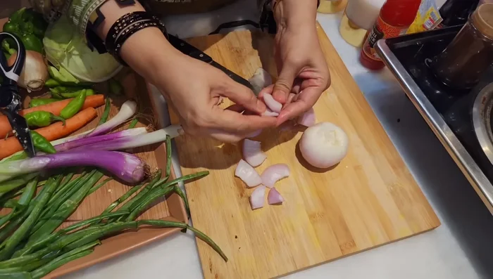 Cut 1-2 capsicums into square pieces, removing seeds and white parts.