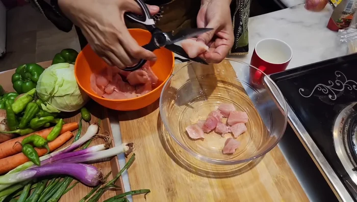 Cut the boneless chicken into square pieces. Wash thoroughly.
