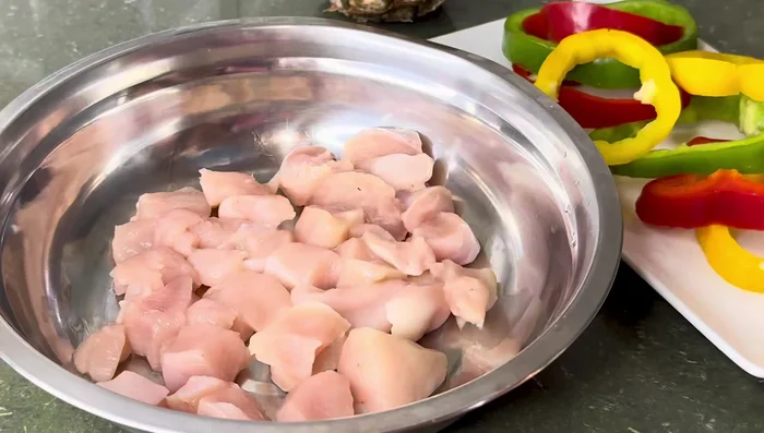 Cut 1 lb of chicken breast into bite-sized pieces. Season with salt, pepper, all-purpose seasoning, and paprika. Mix and set aside.