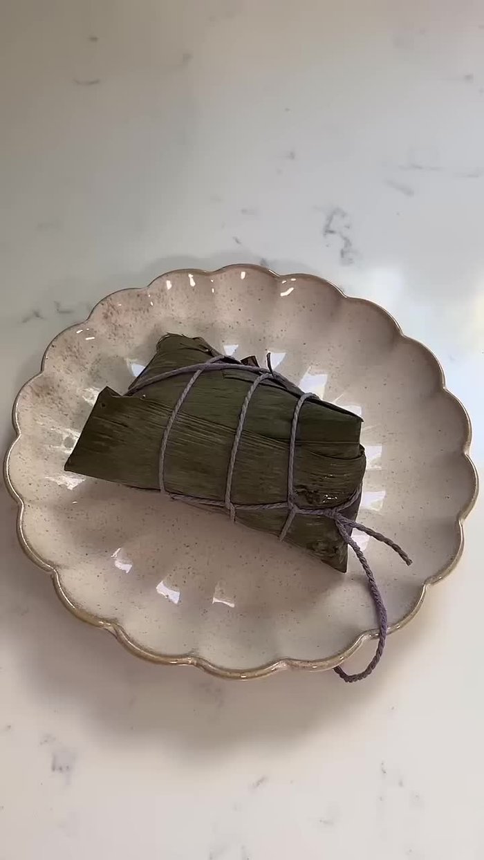 Prepare the ingredients: Wash the sticky rice and soak it. Prepare the fillings (pork belly, mushrooms, salted egg yolks) by cutting and seasoning as desired.