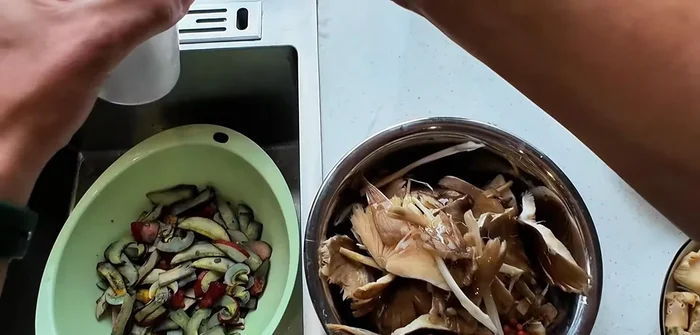 Cook the mushrooms: Add vegetable seed oil, salt, garlic, and red chili to a wok (191.2). Add water (206.519) and mix well. Add mushrooms.