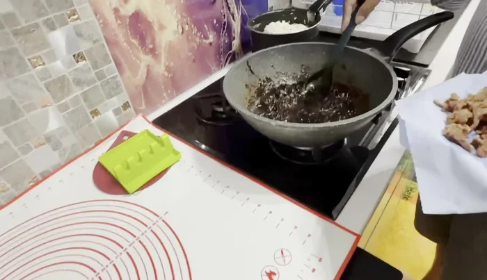 Combine the cooked beef with the sauce and mix well.