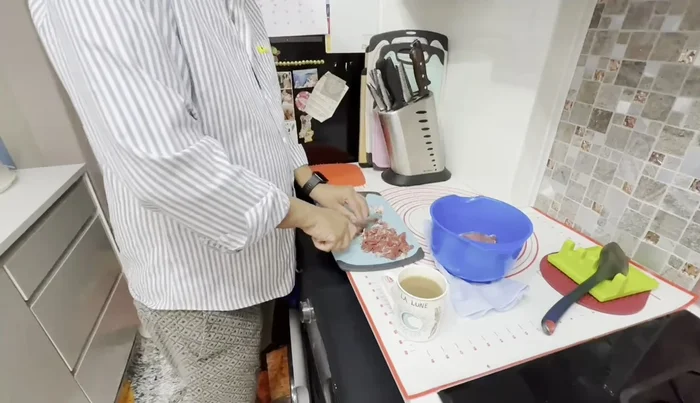 Slice the beef thinly. Marinate with bicarbonate soda for about 30 minutes to an hour. (Then wash off and season).
