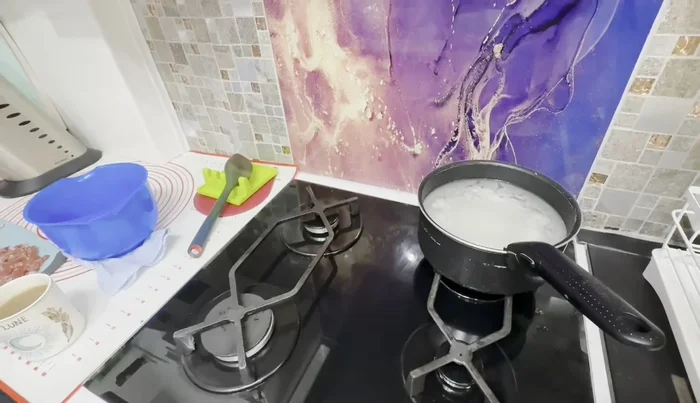 Prepare the rice and mixed vegetables. Let the cooked rice cool and dry.