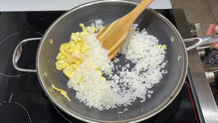 Add rice and toss to mix well with the eggs. Add soy sauce (1 tsp).
