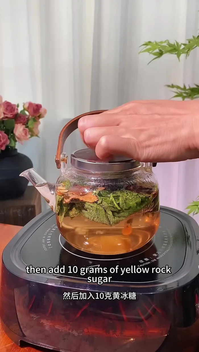 Add 10g of yellow rock sugar and simmer until the sugar fully melts and the leaves become soft.