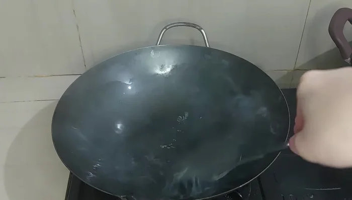 Heat a pan, add vegetable oil, and stir-fry the marinated beef over high heat for about 1 minute.