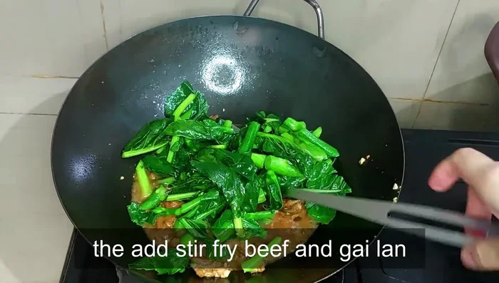 Add the beef and kale to the pan. Stir-fry over high heat for a few seconds. Turn off the heat and serve.