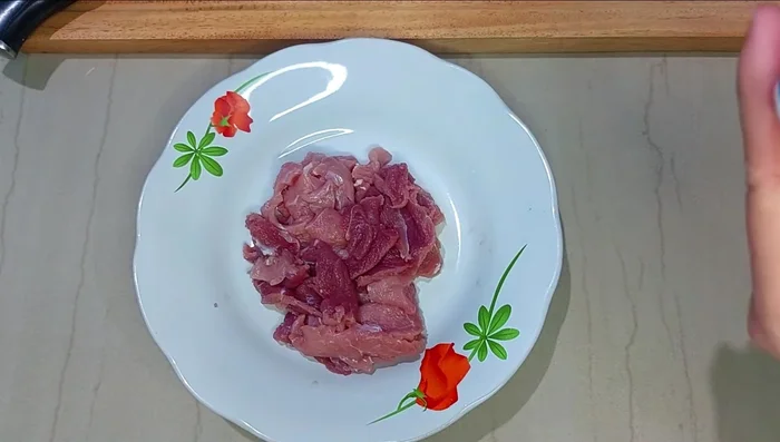 Tenderize the beef by mixing it with 1/4 teaspoon of baking soda and 100ml of water. Set aside for 15 minutes.