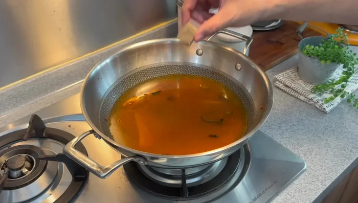 Add water, ikanbilis cube, and tamarind water; bring to a boil. (316.199)