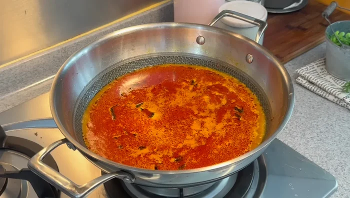 Season with sugar and fish sauce (or salt). (345.039)
