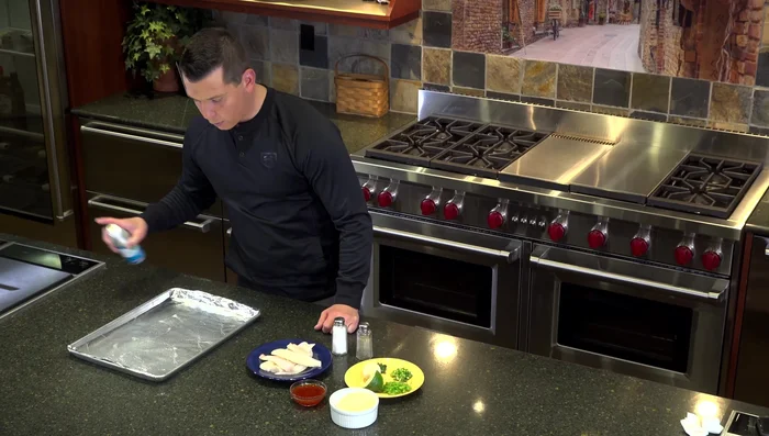 Spray tin foil with oil to prevent sticking. Arrange random-sized pieces of cleaned pike fillets on the foil.