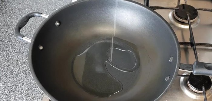 Place the wok on high heat. Add 3.5 tablespoons of vegetable oil and wait until it gets hot.