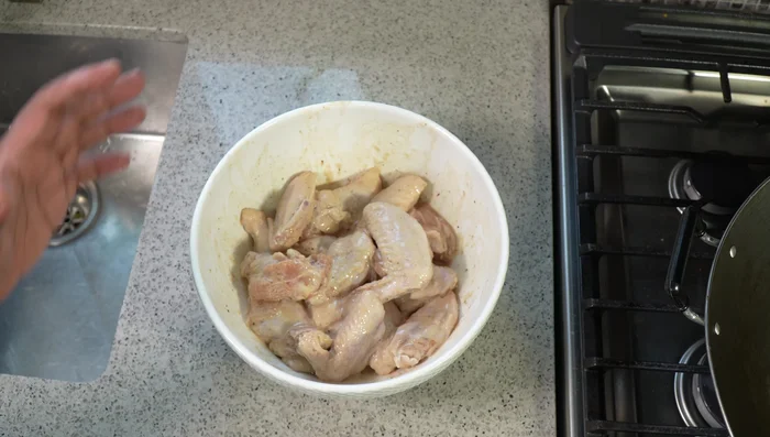 Wash and thoroughly dry the chicken wings. Remove any remaining feathers.