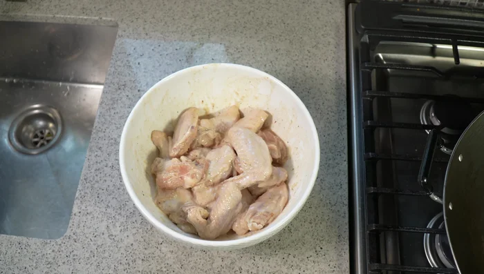 In a large bowl, combine black pepper, white pepper, garlic powder, sugar, soy sauce, Shaoxing wine, and sesame oil. Mix well.