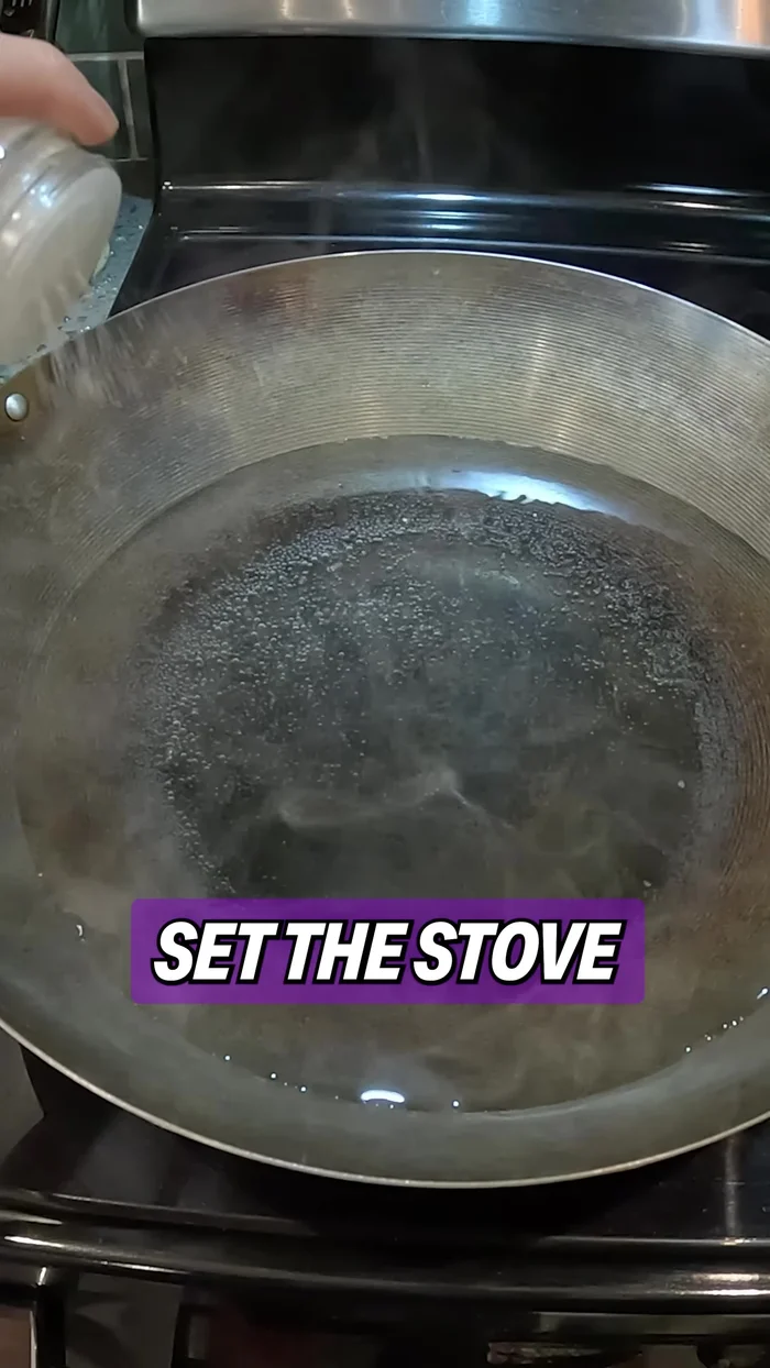 Fill the wok with water and bring to a boil. Blanch the broccoli and bell peppers for 1 minute. Remove and set aside.