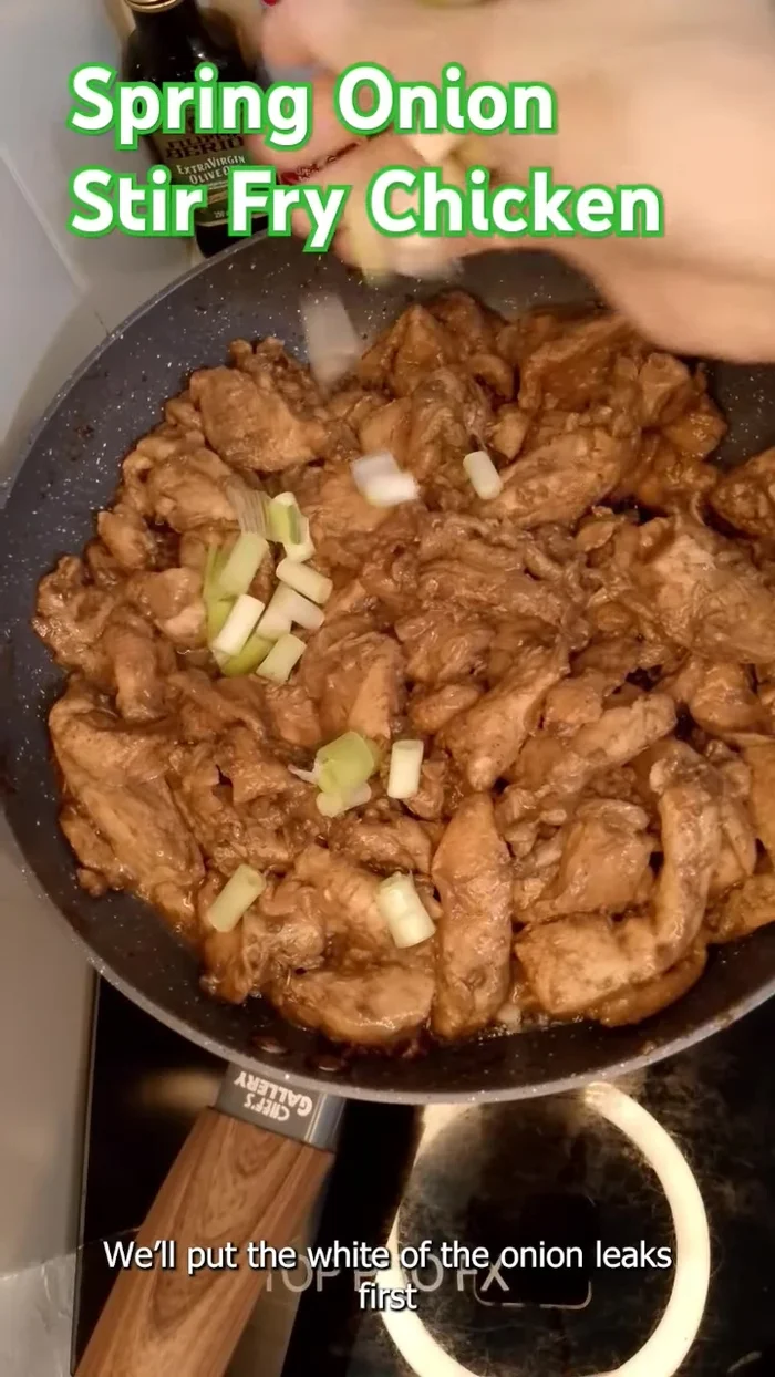 Add the white parts of the spring onions and mix. (121.36)
