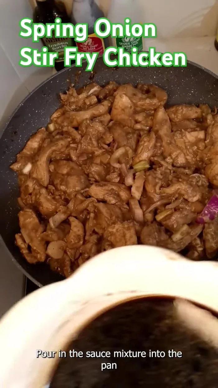 Pour in the corn sauce and mix. (129.399)
