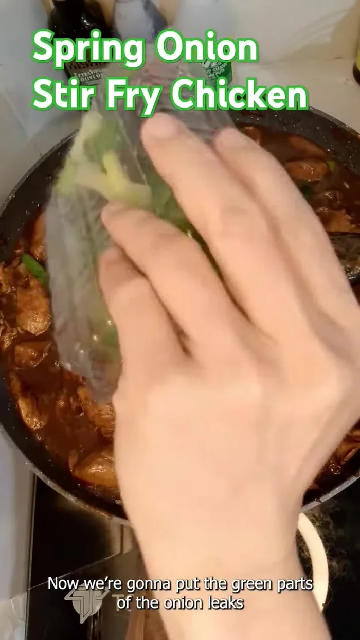 Add the green parts of the spring onions and mix. (135)