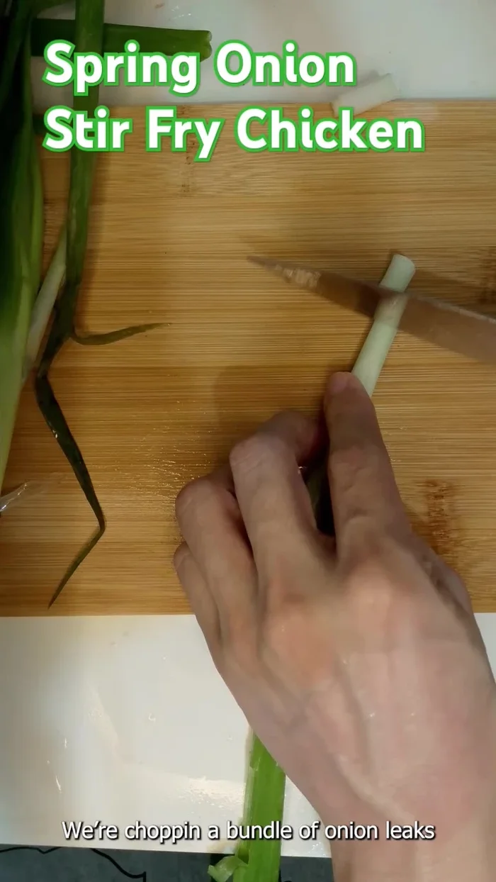 Separate the white and green parts of a bundle of spring onions. (58.52)