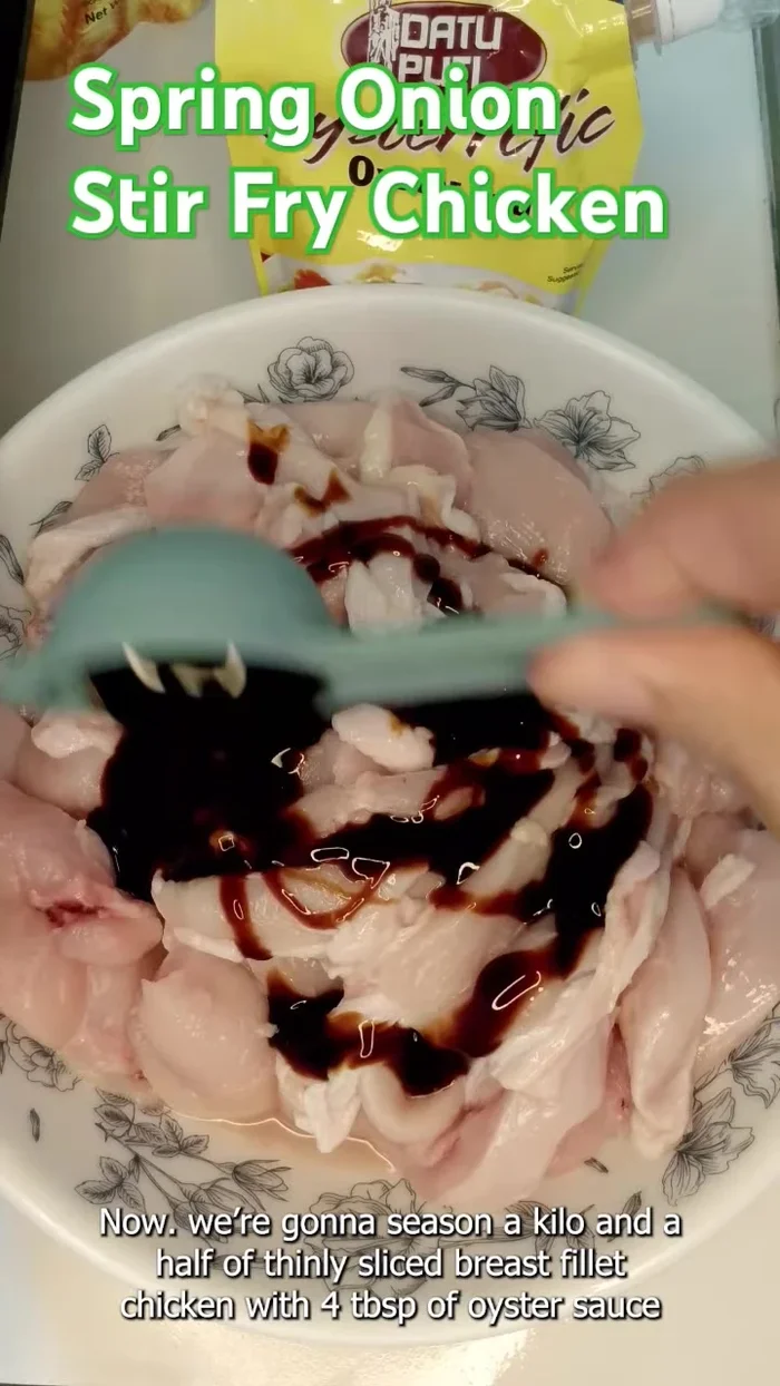 Season 1.5kg thinly sliced chicken breast fillets with 4 tbsp oyster sauce, 4 tbsp Toyo (or 2 tbsp black pepper), 4 tbsp cornstarch, and 1 tbsp sesame oil. Mix well and set aside. (67.32)