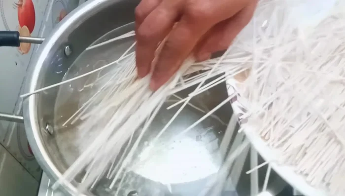 Add 350g of noodles to the boiling water. Cook for 2 minutes until they are 80% cooked.