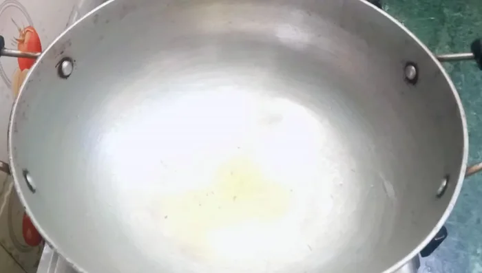 In a pan, heat 2 tablespoons of oil. Add finely chopped ginger and garlic and sauté lightly.