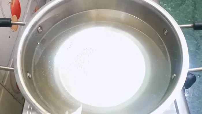 Boil 2 liters of water in a pan. Add 1 teaspoon of salt and 2 tablespoons of refined oil. This prevents the noodles from sticking.