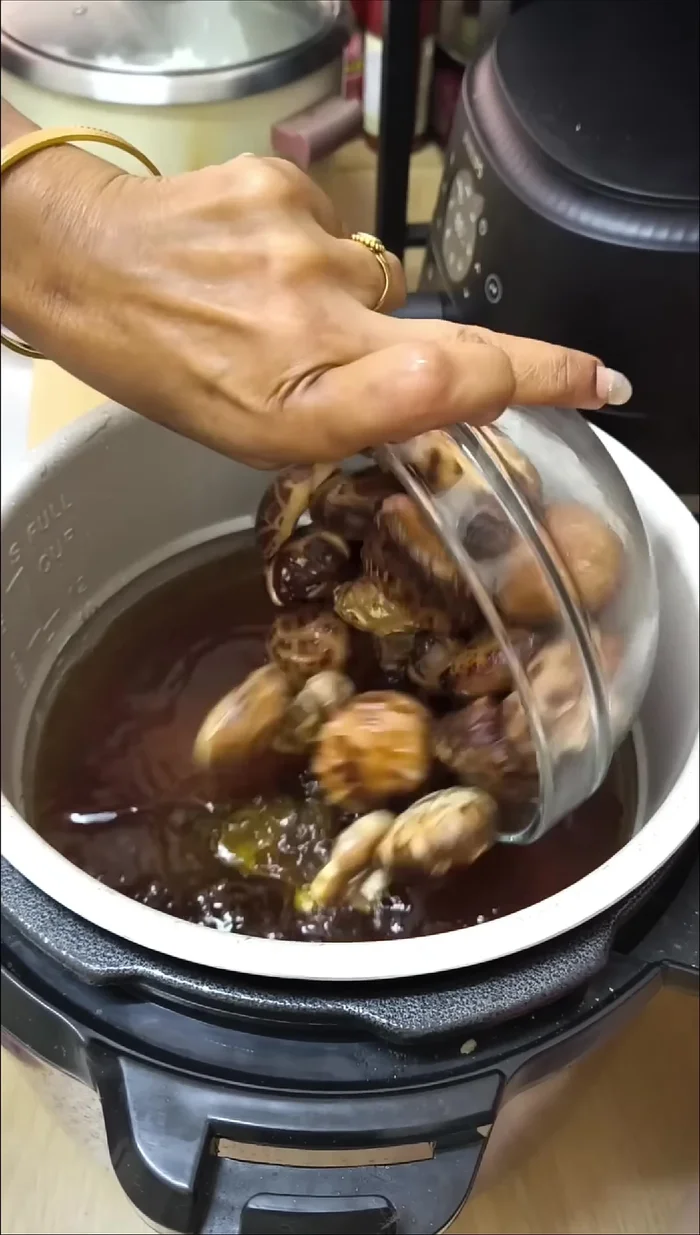 Add the soaked lotus root and mushroom to the chicken broth.