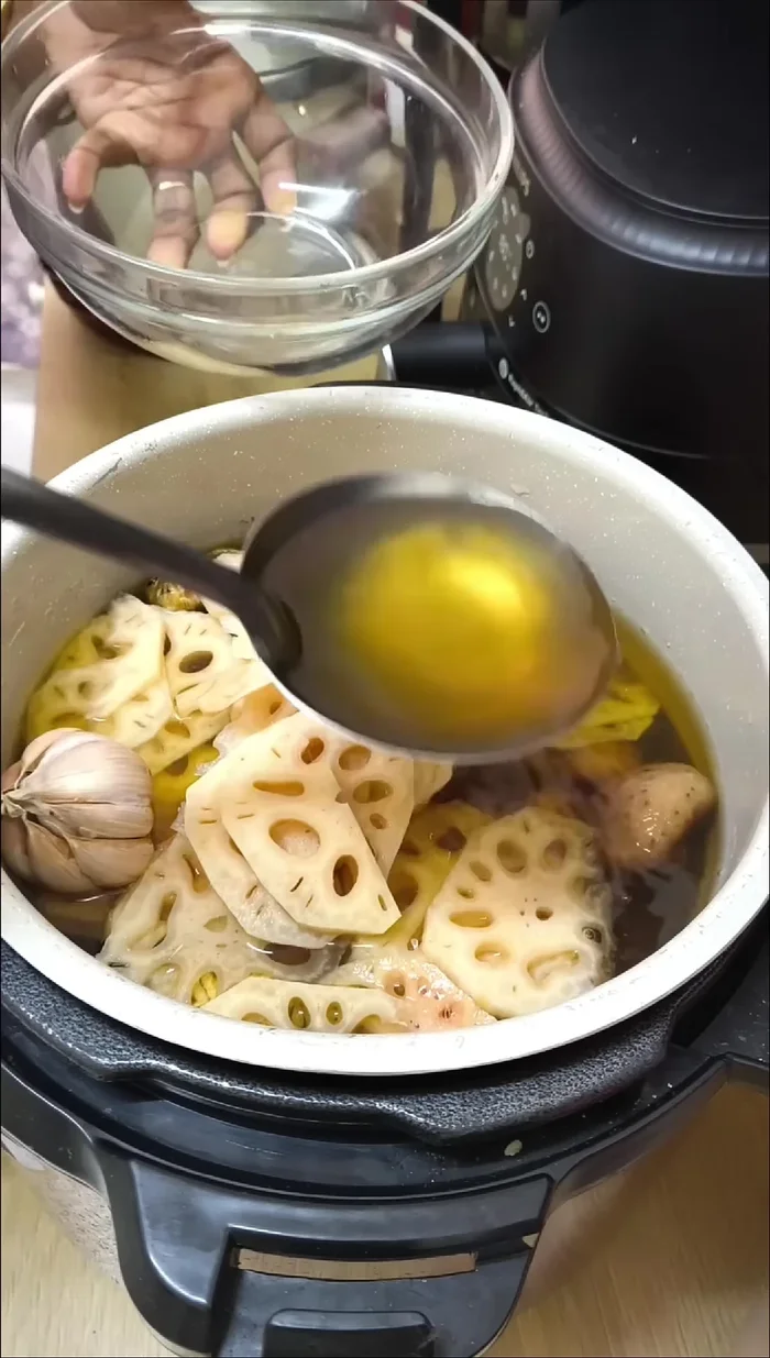 Add the prepared seasoning to the broth.